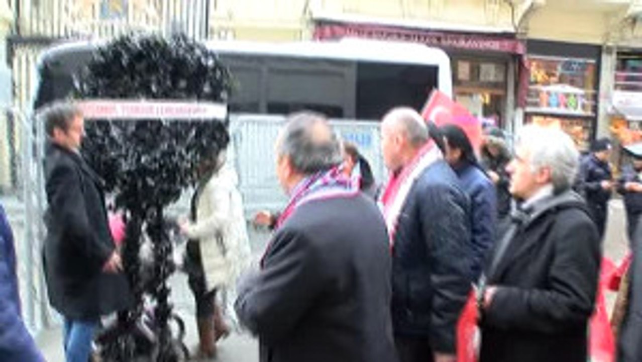 İstanbul Trabzon Federasyonu Hollanda Konsolosluğu Önüne Siyah Çelenk Bıraktı