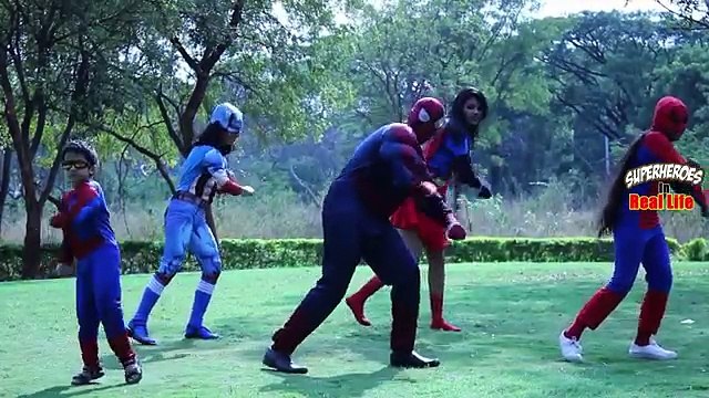 Batman Vs Superman Superhero Car Dance w/ Wonderwoman Batgirl and Catwoman & Superman in R