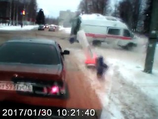 Скачать видео: Des paramédics éjectés d’une ambulance après une violente collision