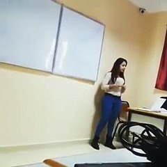 معلمة مغربية تثير جدلا بسبب ملابسها