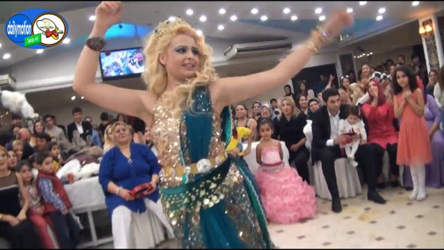 Hint dansı ile raks eden sarışın kızın düğünü