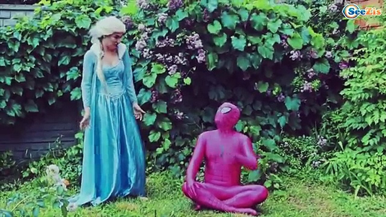 Is Frozen Elsa Kissing Kristoff?! w/ Spiderman Pink Spidergirl Hulk Anna Balloon Prank Sup