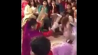 Girls Dance In Wedding on Punjabi Song - Home Made Dance - YouTube