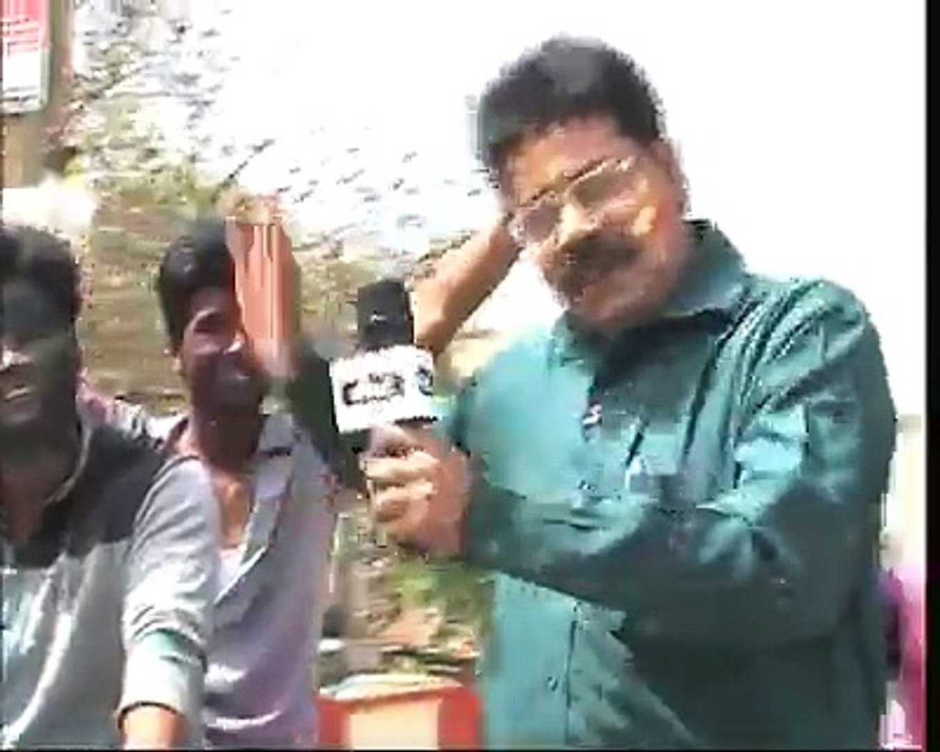 News Reporter Accident On Holi Latest Funny Video