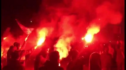 É muito amor! Torcida do Atalanta recebe o time com festa após levar 7 da Inter