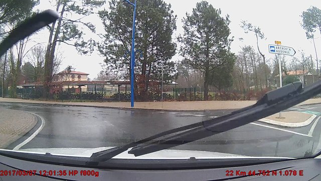 coupe la route pour sortir du lycée en passant par le passage pour piétons et la piste cyclable