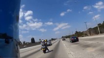 Un motard tente de faire une roue arrière sur l'autoroute.