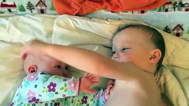 Ce petit garçon prend son rôle de grand frère très à cœur. Il console sa petite sœur de la plus belle des façons !