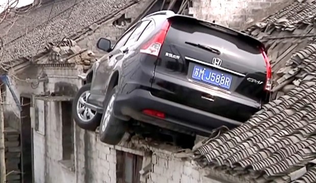 En Chine, une voiture finit sa course sur le toit d'une maison