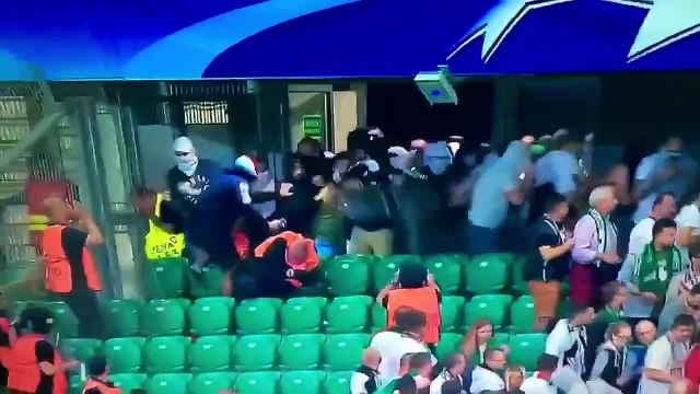 Un fan fou de foot gaze les stewards avec leur propre bombe lacrymogène