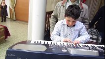 بالرغم من أنه كفيف..التلميذ ابراهيم بن حميدة يتحدى اعاقته و يبدع في العزف على آلة 