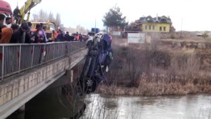 Otomobil Köprüden Irmağa Düştü: 2 Ölü