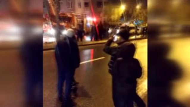 Yanan Binanın Önünde Hatıra Fotoğrafı Çektirdi