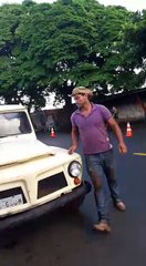 Homem Irado Detona carro antes de ser guinchado pela Políciao