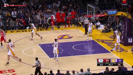 D'Angelo Russell paga mico em jogo entre Lakers e Sixers