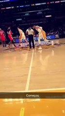 Anitta acompanha jogo entre Lakers e Sixers