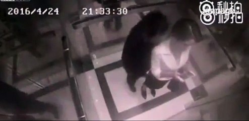 Ai nis ta fërkojë në ashensor, reagimi i vajzës të lë pa fjalë