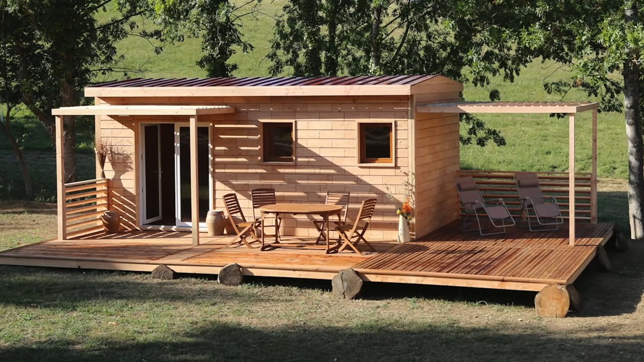 Ditch your nail and hammer. Build your dream house in just 2 days using only wooden bricks.