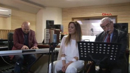 Iki Profesör, Sağlık Çalışanlarına Yönelik Şiddeti Dur Demek Için Şarkı Söyledi