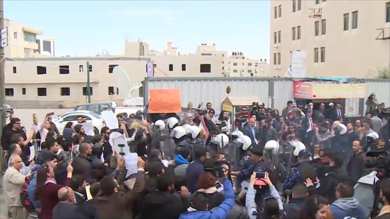 مظاهرات برام الله احتجاجاً على قمع السلطة والتن...