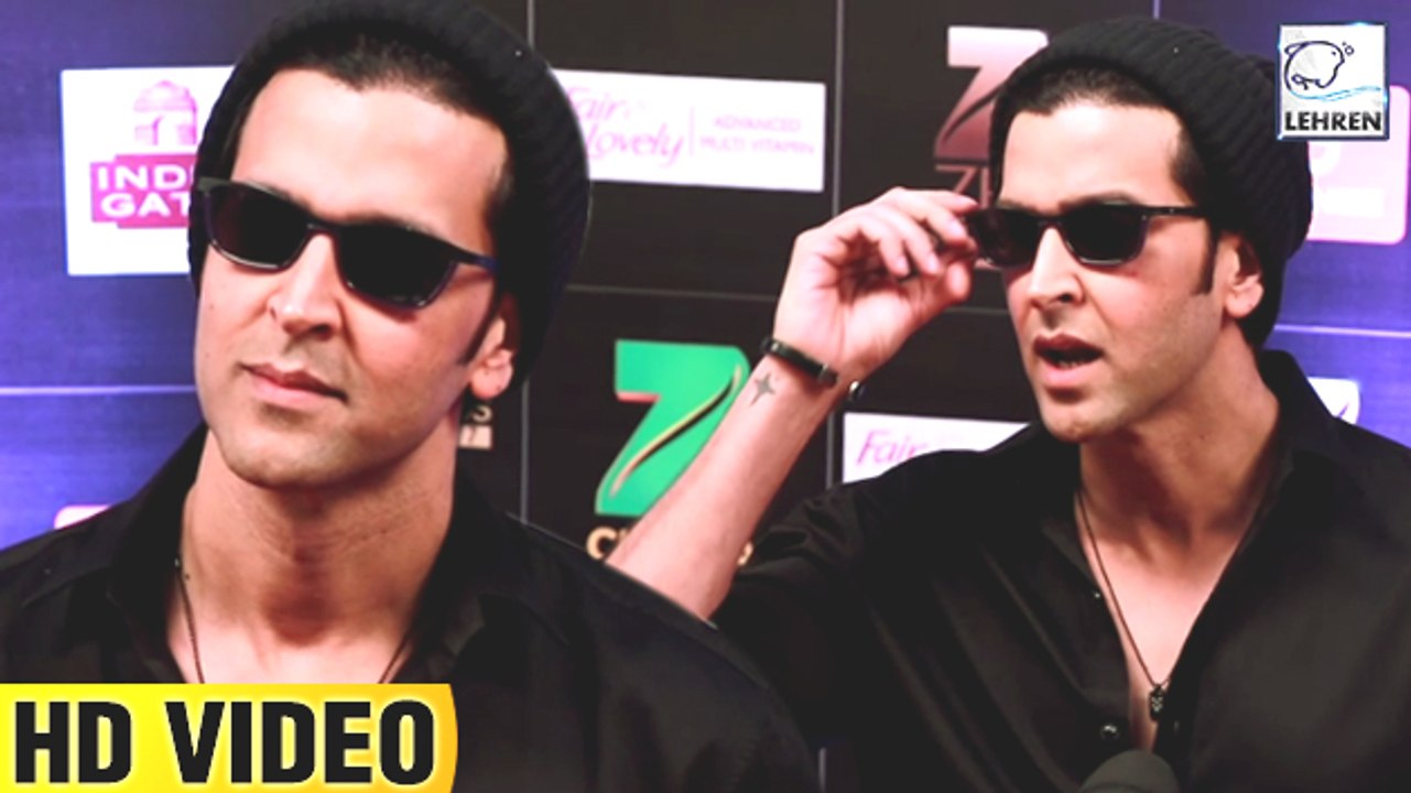 Hrithik Roshan Looks WEIRD At Zee Cine Awards 2017 Red Carpet  | LehrenTV