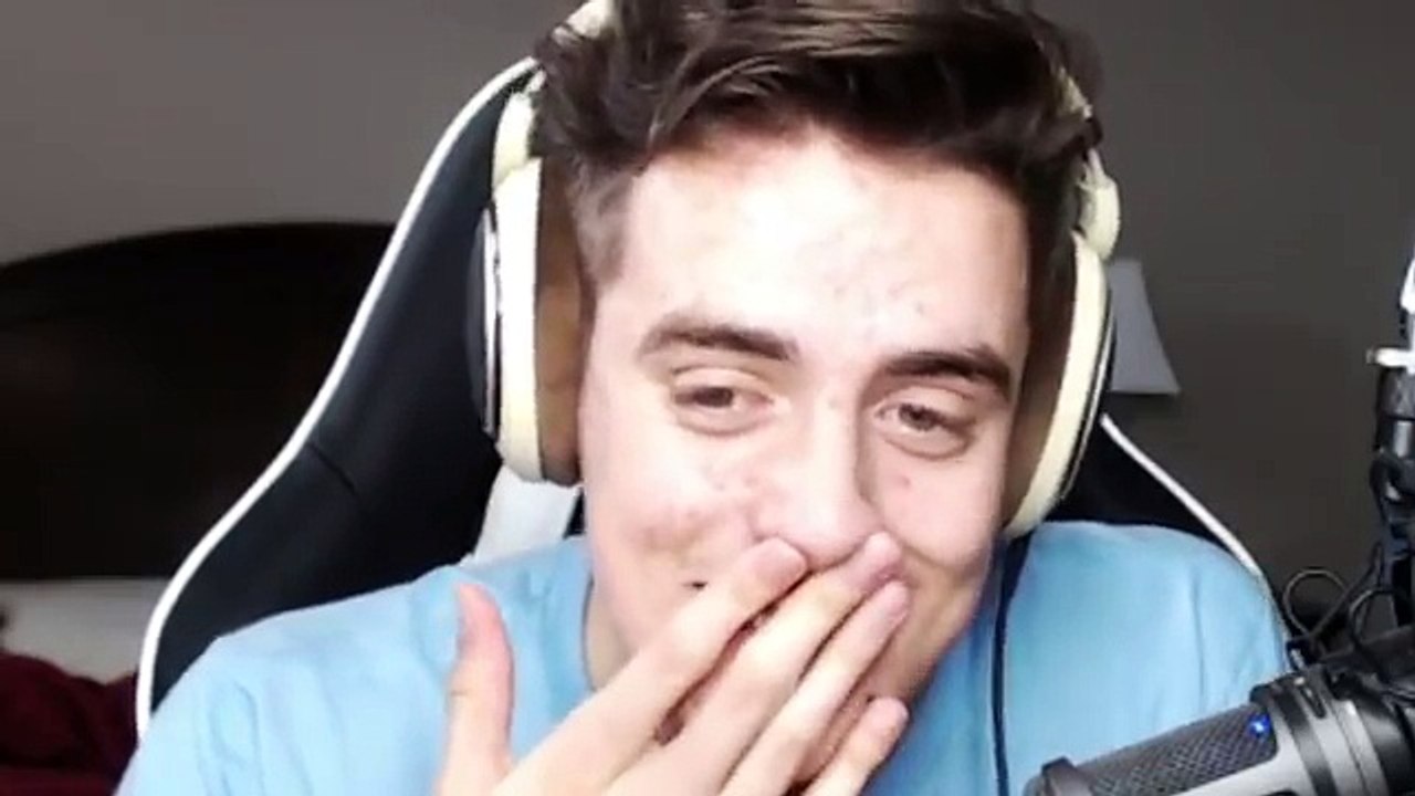 Roblox Adventures / Escape Santas Workshop Obby / Escaping the Giant Evil Snowman!