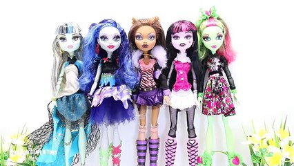 Télécharger la video: Play Doh Monster High Mermaids Frankie Stein Draculaura Clawdeen Wolf Venus McFlytrap Ghoulia Yelps