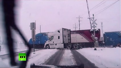 Caminhão Sendo Partido Pelo Trem