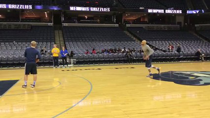 À 40 ans, Vince Carter passe un windmill à 180°