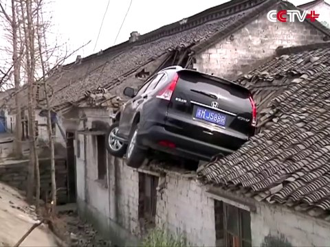 Il se retrouve sur le toit d'une maison après avoir confondu le frein et l'accelerateur