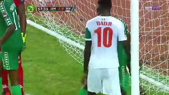 Un joueur tente de marabouter le but adverse ... Fou