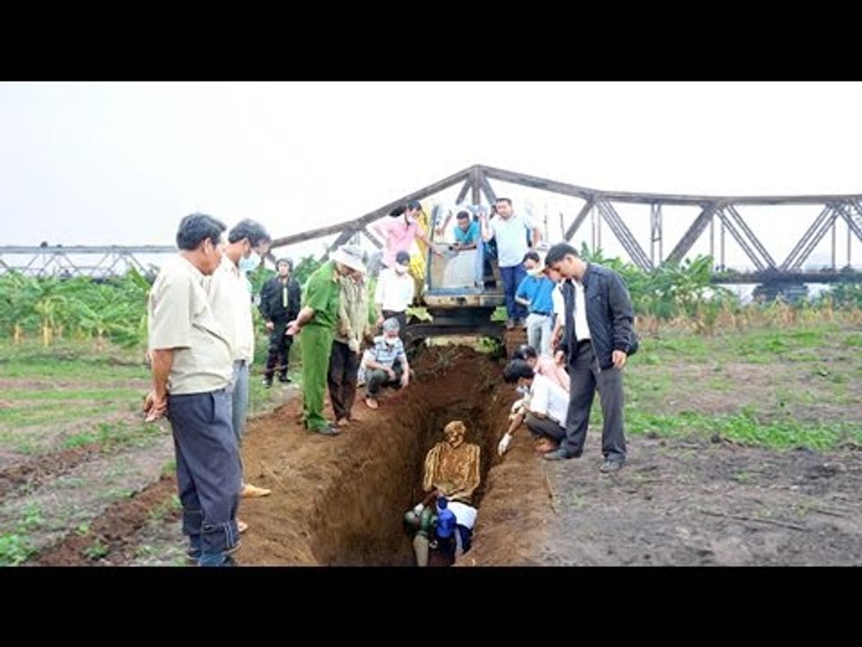 Phát hiện kinh hoàng dưới chân cầu Long Biên khiến người Hà Nội sốc tột độ