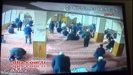 Camide bağış paralarını çalmaya çalışan kişiye dayak!