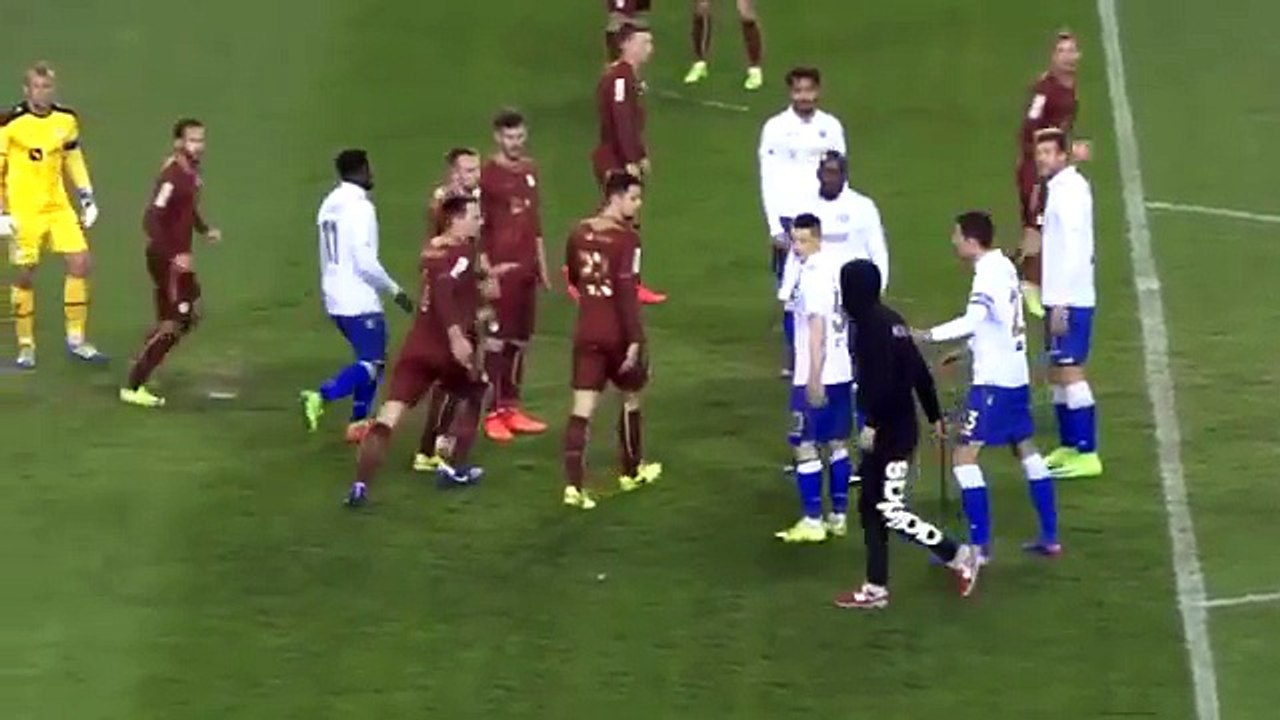 Un supporter entre sur le terrain pour menacer l’arbitre avec une barre de fer (Croatie)