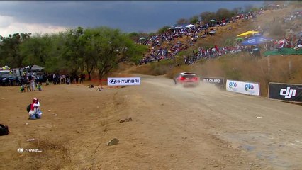 Rallye – Kris Meeke sort de la piste, se perd sur un parking et gagne quand même la course !