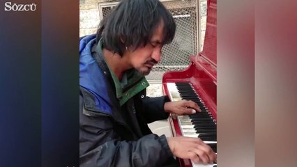 Evsiz adamın muhteşem yeteneği!