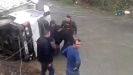 Kamyonet Dereye Uçtu, Sürücüyü Vatandaşlar Kurtardı