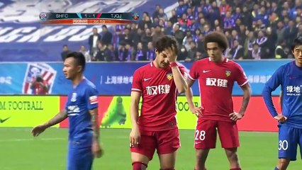 Alexandre Pato moqué par un adversaire après un pénalty raté