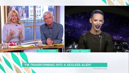 Il réalise 110 opérations pour ressembler à un extraterrestre