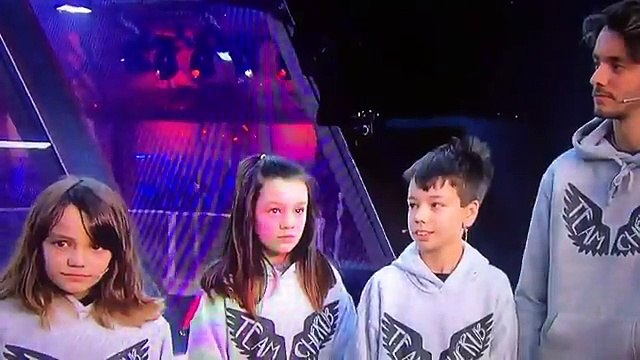 Battu par des enfants dans une 'bataille de robots', il a une réaction à mourir de rire