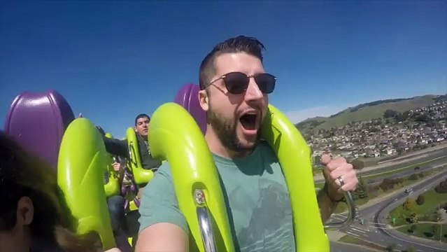 Un passager d'un Rollercoaster récupère une casquette en plein vol