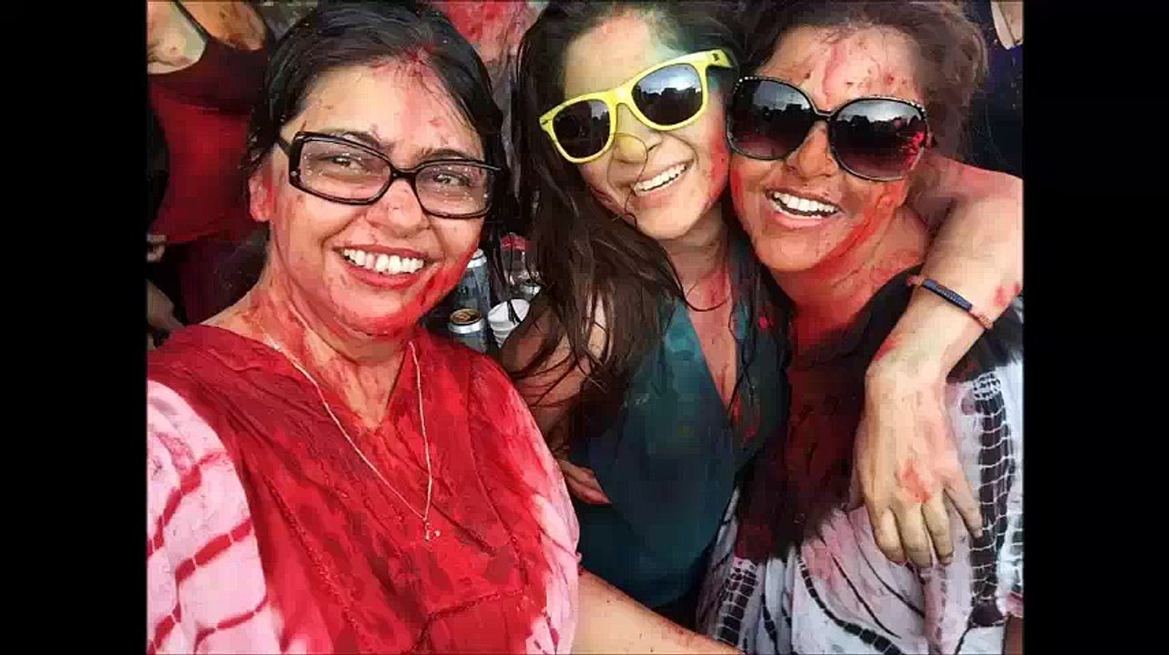 Ayesha Omar & Other Pakistani Celebrities Playing Holi On Karachi Beach