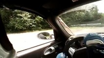 Au volant de se Porsche 911 sur circuit, il percute un cerf qui explose sous la violence du choc .
