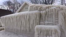Une maison totalement recouverte de glace