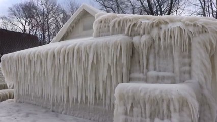 Une maison totalement recouverte de glace