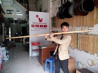 Mão Mèo thổi sáo anh vẫn hành quân