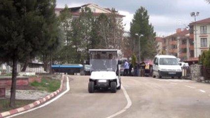 Yaşlı ve Engelli Ziyaretçiler, Mezarlığı Akülü Araçla Geziyor