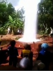 menakjubkan air keluar dari tanah setinggi 43 m