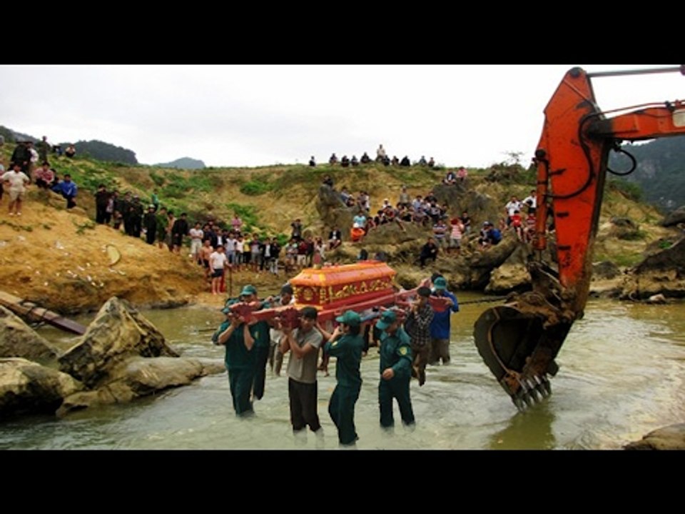 Sự thật kinh hoàng được phát hiện trên rẫy khiến cả bản ám ảnh sợ hãi