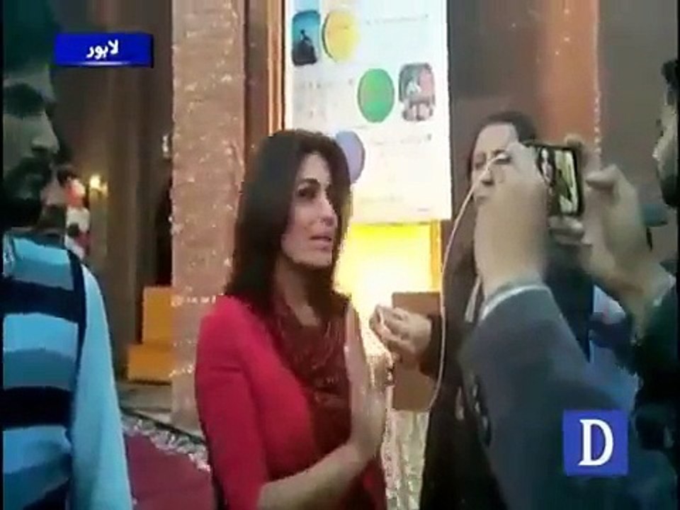 Meera Created A Scene To Get Money Organizer Called Her On Stage And Gave 25k As Aid